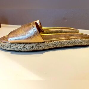 Michael Kors Rise Gold Slides, size 8.